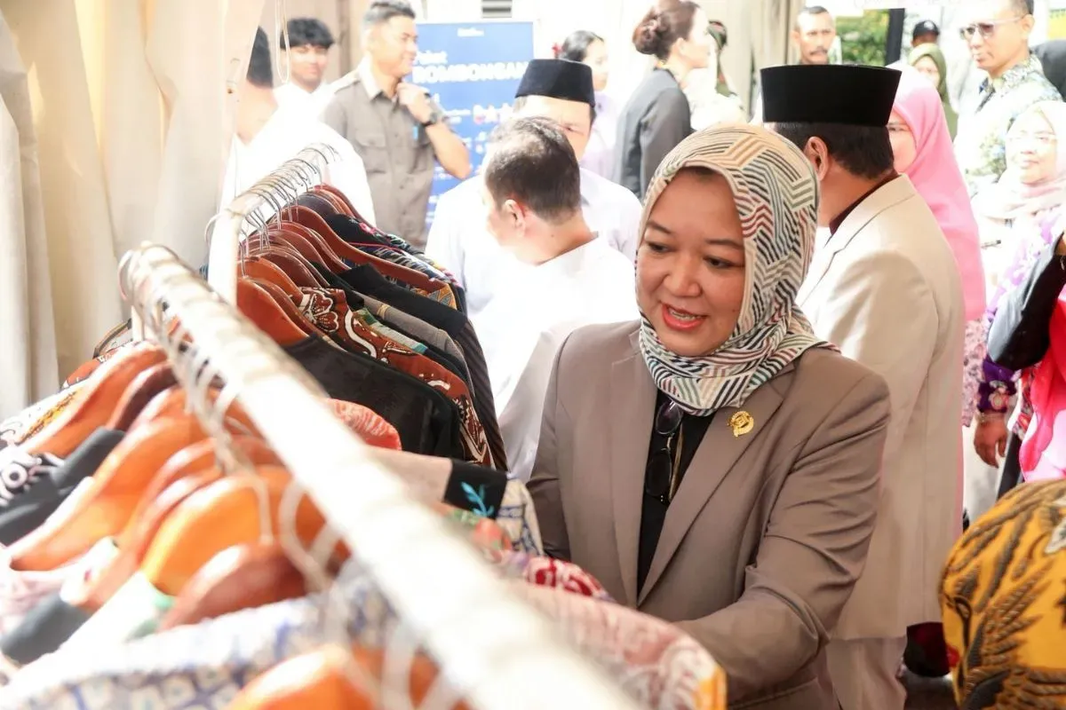 Ketua Komisi D DPRD Jakarta, Yuke Yurike mengunjungi bazar. (Sumber: Dok. Sekretariat DPRD Jakarta)