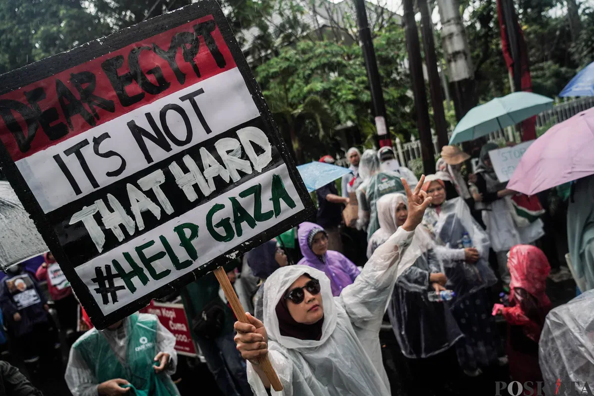Sejumlah peserta aksi membawa poster saat mengikuti aksi bela Palestina di depan Kedutaan Besar Mesir, Jakarta, Selasa, 17 Mei 2025. (Sumber: Poskota/Bilal Nugraha Ginanjar)