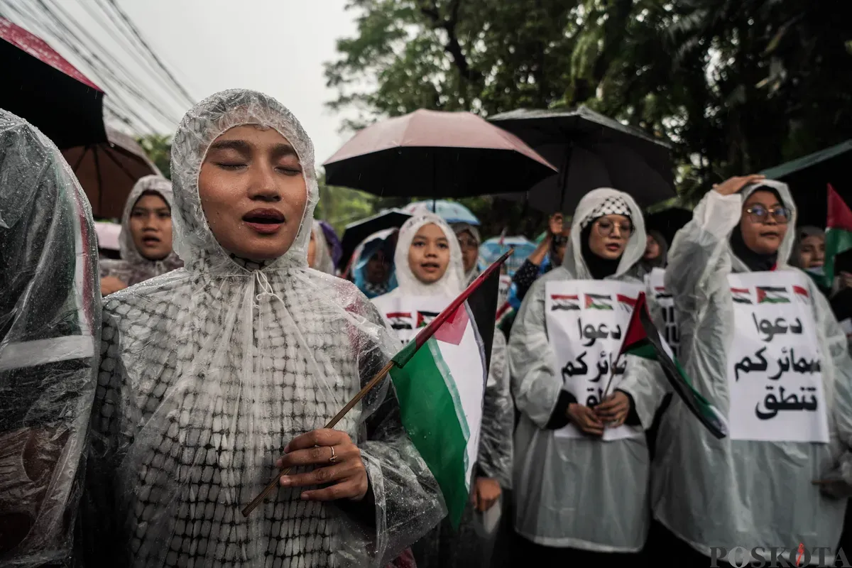Sejumlah peserta aksi membawa poster saat mengikuti aksi bela Palestina di depan Kedutaan Besar Mesir, Jakarta, Selasa, 17 Mei 2025. (Sumber: Poskota/Bilal Nugraha Ginanjar)