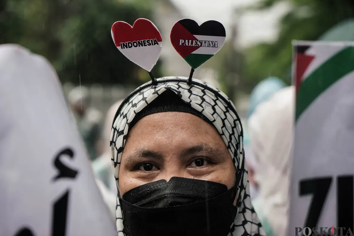 Sejumlah peserta aksi membawa poster saat mengikuti aksi bela Palestina di depan Kedutaan Besar Mesir, Jakarta, Selasa, 17 Mei 2025. (Sumber: Poskota/Bilal Nugraha Ginanjar)