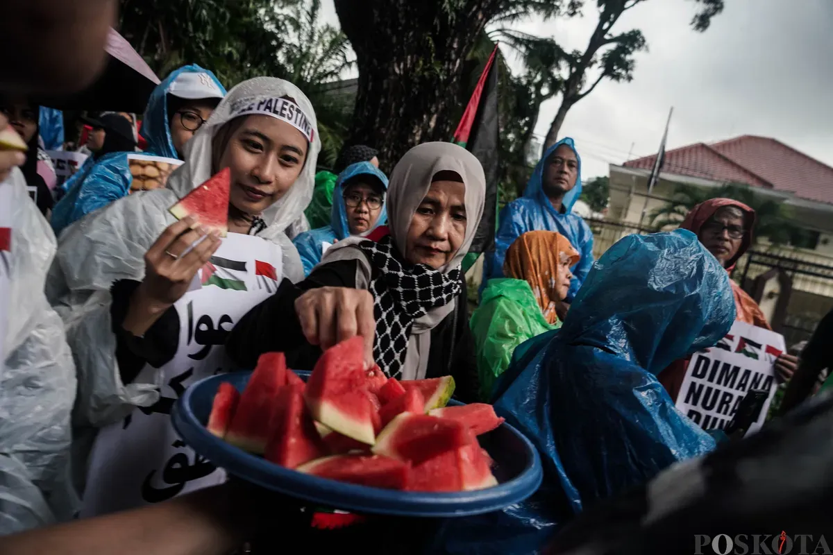 Sejumlah peserta aksi membawa poster saat mengikuti aksi bela Palestina di depan Kedutaan Besar Mesir, Jakarta, Selasa, 17 Mei 2025. (Sumber: Poskota/Bilal Nugraha Ginanjar)