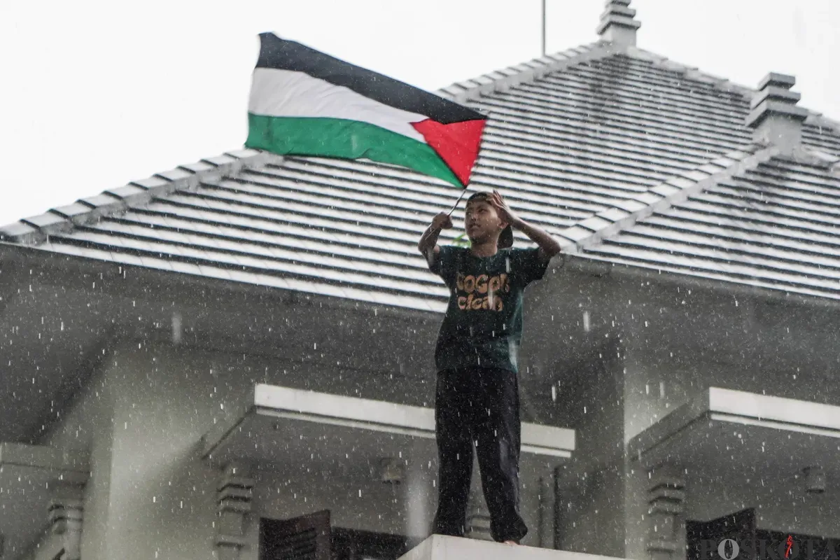 Sejumlah peserta aksi membawa poster saat mengikuti aksi bela Palestina di depan Kedutaan Besar Mesir, Jakarta, Selasa, 17 Mei 2025. (Sumber: Poskota/Bilal Nugraha Ginanjar)