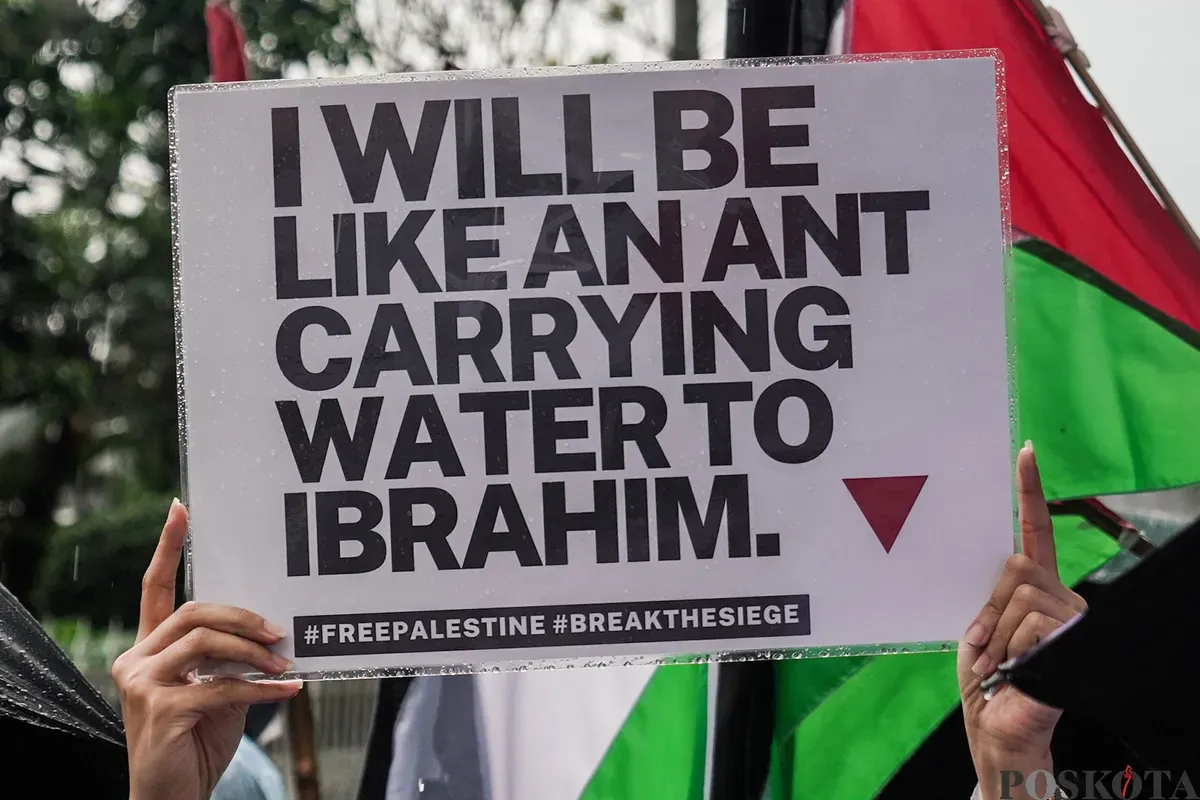 Sejumlah peserta aksi membawa poster saat mengikuti aksi bela Palestina di depan Kedutaan Besar Mesir, Jakarta, Selasa, 17 Mei 2025. (Sumber: Poskota/Bilal Nugraha Ginanjar)