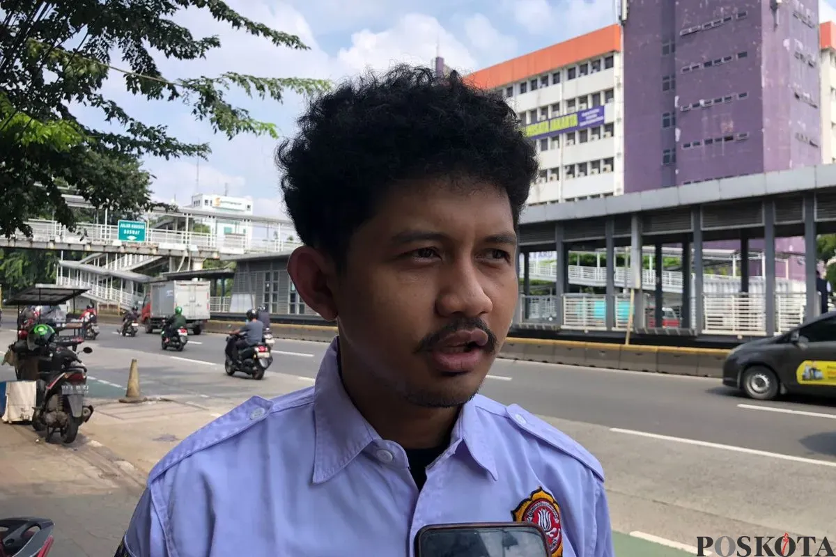 Sekretaris Karang Taruna Kelurahan Kelapa Gading Barat, Kurnia Ibadillah saat di wawancarai, Selasa, 17 Juni 2025. (Sumber: Poskota/M. Tegar Jihad)