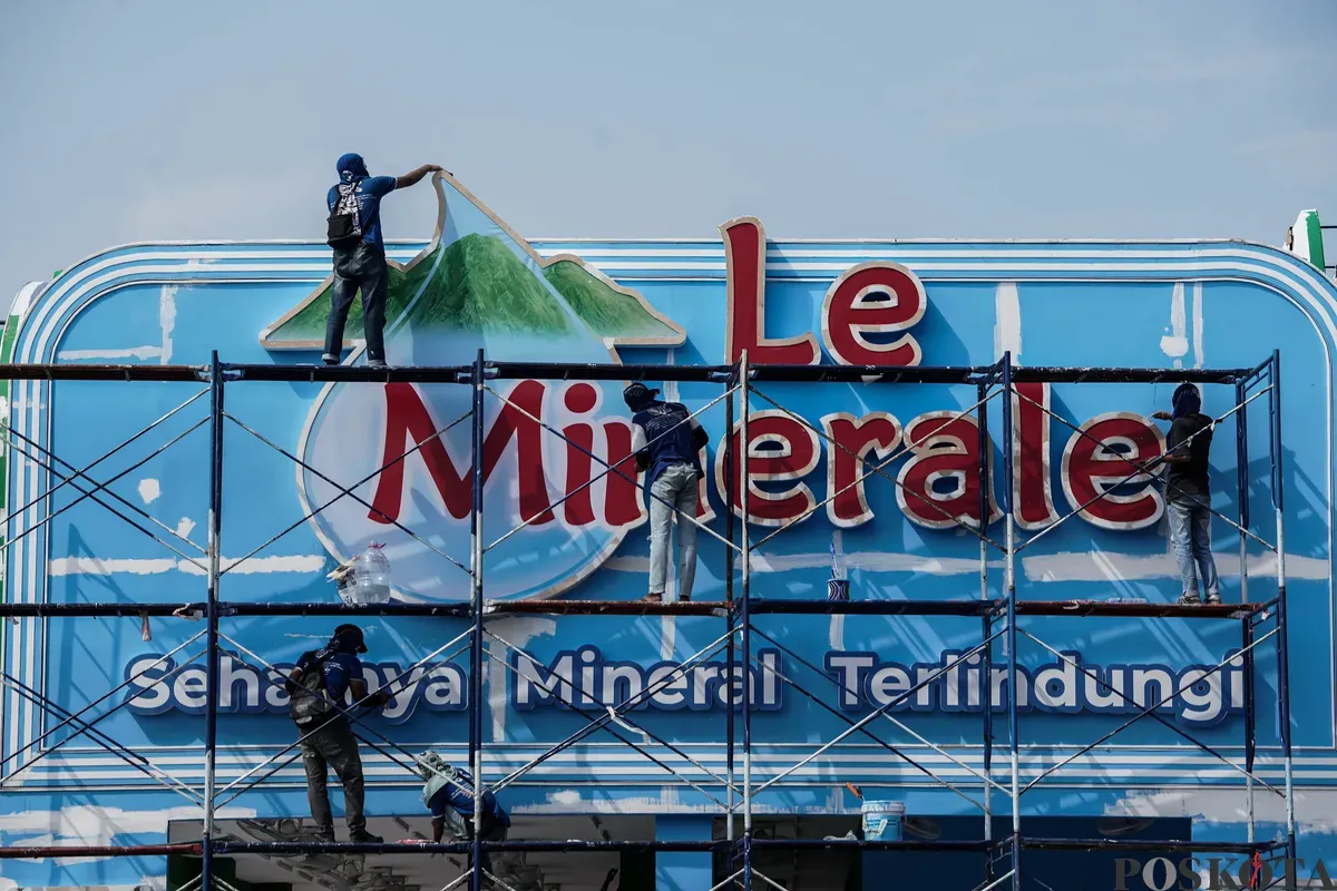Pekerja menyelesaikan pembuatan gerai yang akan berpartisipasi dalam Jakarta Fair 2025 di JIExpo, Kemayoran, Jakarta, Selasa, 17 Juni 2025. (Sumber: Poskota/Bilal Nugraha Ginanjar)
