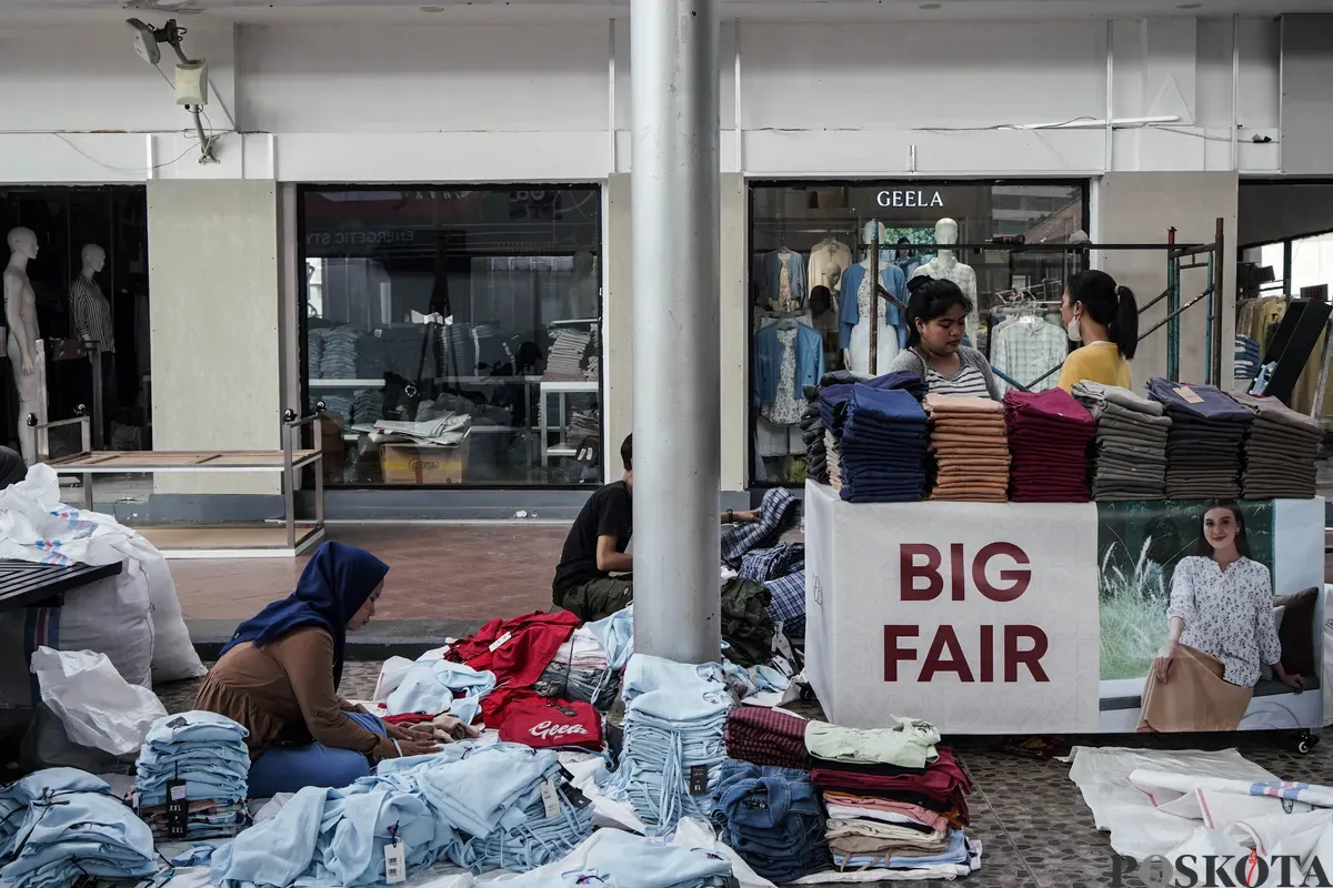 Pekerja menyelesaikan pembuatan gerai yang akan berpartisipasi dalam Jakarta Fair 2025 di JIExpo, Kemayoran, Jakarta, Selasa, 17 Juni 2025. (Sumber: Poskota/Bilal Nugraha Ginanjar)