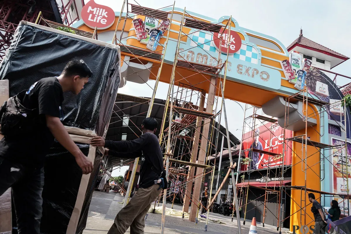 Pekerja menyelesaikan pembuatan gerai yang akan berpartisipasi dalam Jakarta Fair 2025 di JIExpo, Kemayoran, Jakarta, Selasa, 17 Juni 2025. (Sumber: Poskota/Bilal Nugraha Ginanjar)