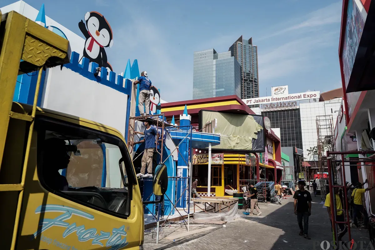 Pekerja menyelesaikan pembuatan gerai yang akan berpartisipasi dalam Jakarta Fair 2025 di JIExpo, Kemayoran, Jakarta, Selasa, 17 Juni 2025. (Sumber: Poskota/Bilal Nugraha Ginanjar)
