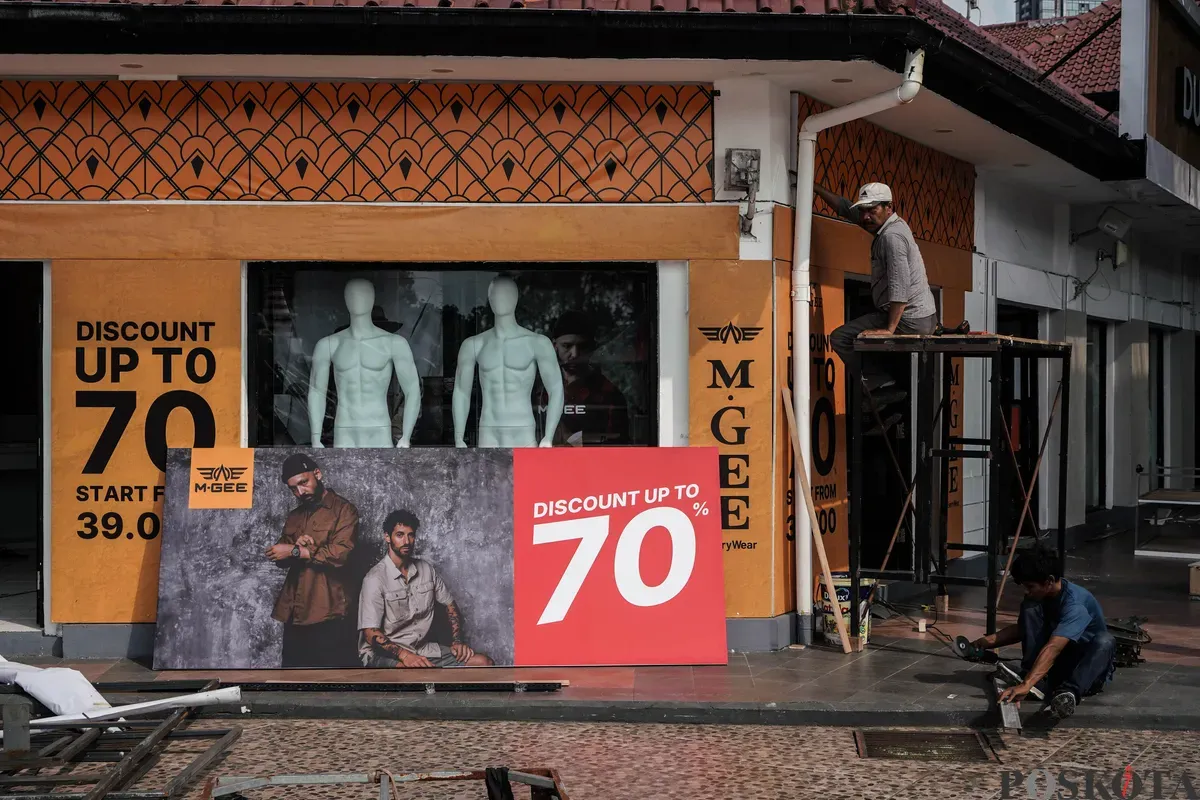 Pekerja menyelesaikan pembuatan gerai yang akan berpartisipasi dalam Jakarta Fair 2025 di JIExpo, Kemayoran, Jakarta, Selasa, 17 Juni 2025. (Sumber: Poskota/Bilal Nugraha Ginanjar)