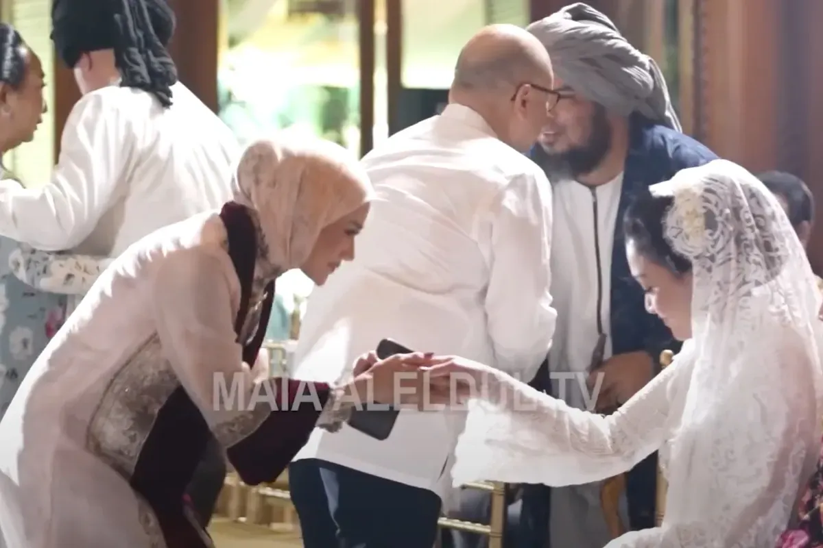 Potret Mulan Jameela bersalaman dengan Maia Estianty di nikahan Al Ghazali dan Alyssa Daguise. (Sumber: YouTube/ MAIAALELDULTV)