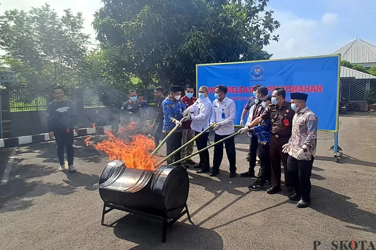 BNN Provinsi Banten memusnahkan ganja seberat 4 kilogram yang diselundupkan melalui jasa pengiriman. (Sumber: POSKOTA | Foto: Rahmat Haryono)