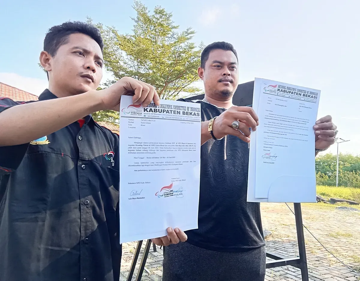 Pengurus NPCI Kabupaten Bekasi menunjukkan bantahan atletnya diusir dari mess, Selasa, 17 Juni 2025. (Sumber: Poskota/Nurpini Aulia Rapika)