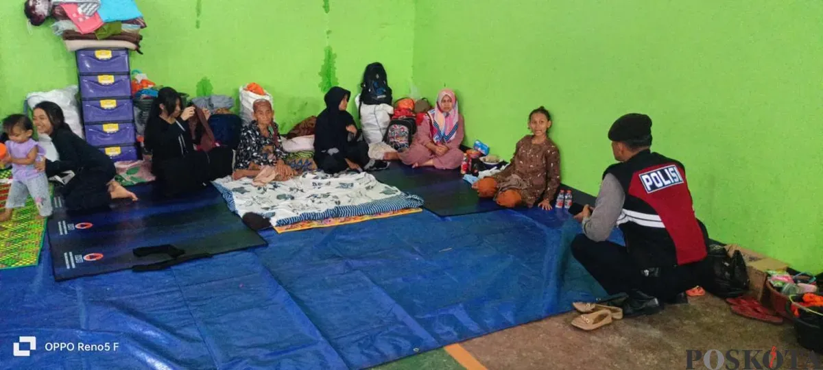 Kondisi warga terdampak tanah bergerak di Desa Pasirmunjul, Purwakarta, di lokasi pengungsian. (Sumber: POSKOTA | Foto: Dadan Sukmana)