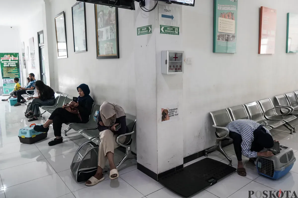 Warga menunggu giliran memeriksa hewan peliharaan di Pusat Kesehatan Hewan Ragunan, Jakarta Selatan, Selasa, 17 Juni 2025. (Sumber: Poskota/Bilal Nugraha Ginanjar)