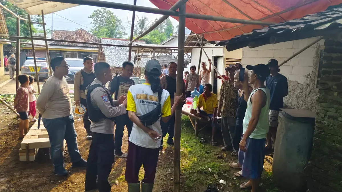 Petugas Polsek Petir saat berada di lokasi kejadian untuk menyelidiki kasus penganiayaan yang dialami Ubaidi. (Sumber: Dok. Polsek Petir)