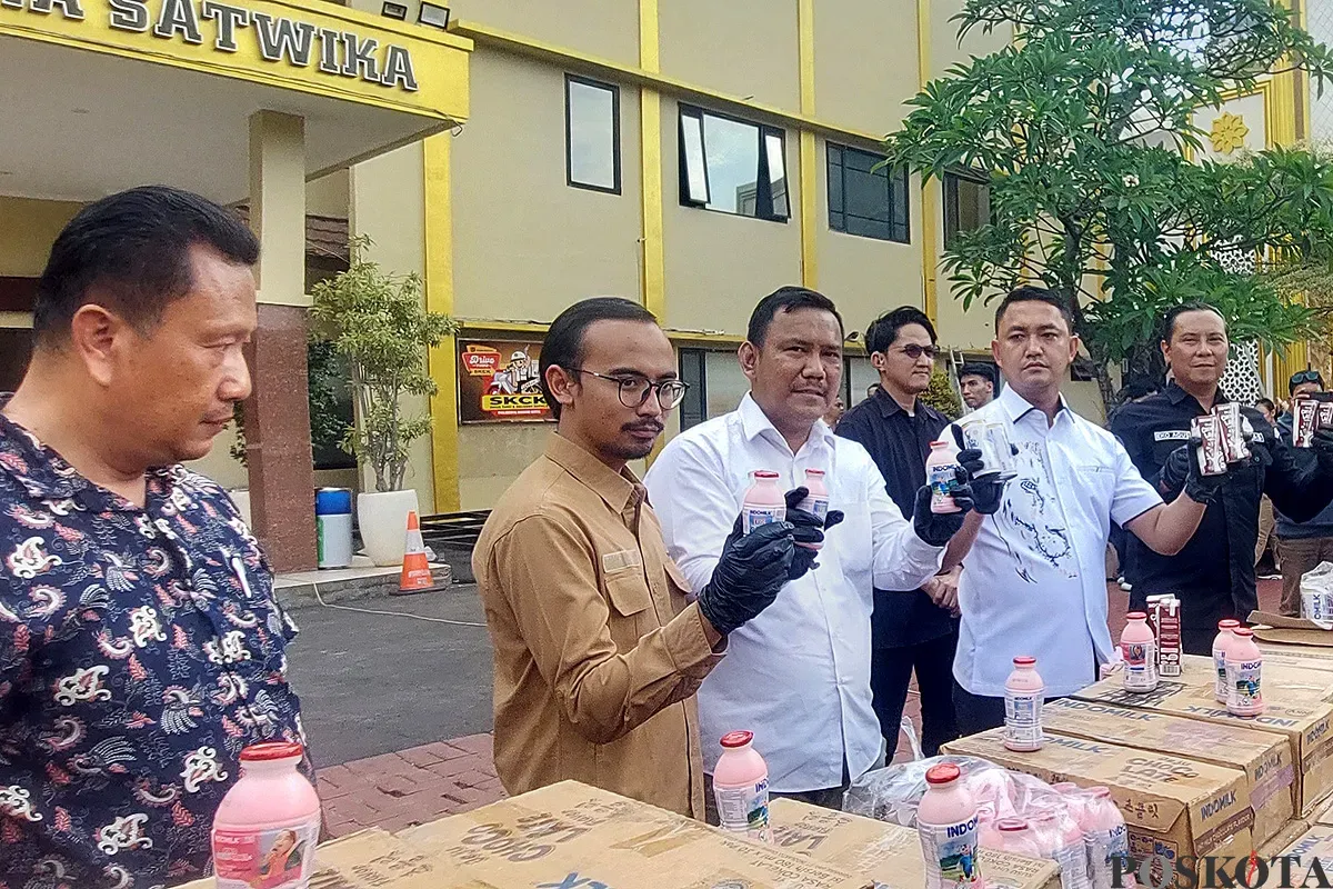 Konferensi pers pengungkapan dugaan kasus peredaran susu dengan label kedaluwarsa palsu di Mapolresta Bogor Kota, Selasa, 17 Juni 2025. (Sumber: POSKOTA | Foto: Sekar Putri Andini)