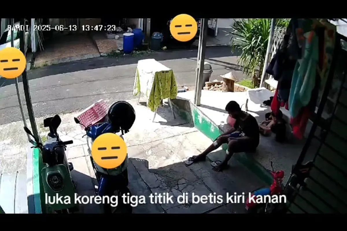 Tangkap layar rekaman CCTV warga yang memperlihatkan seorang anak berkebutuhan khusus penjual risol di Tangsel, diduga jadi korban eksploitasi orang tua.