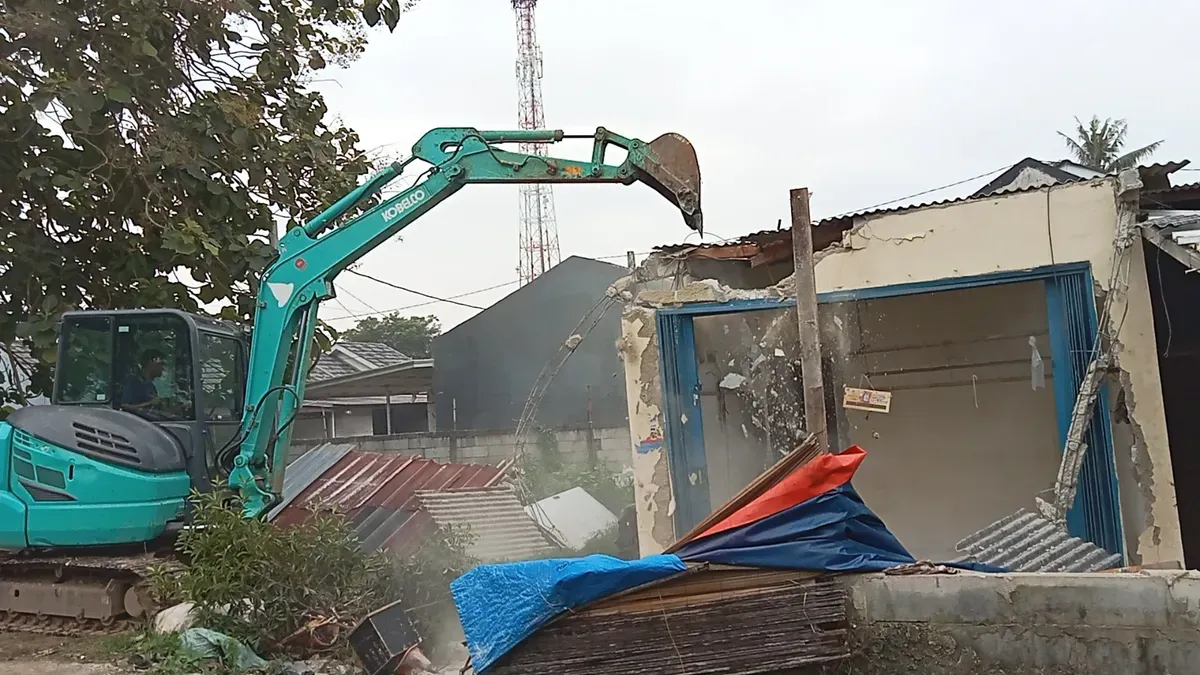Bangunan di sepanjang jalan tanggul, kampung gabus, desa Srimukti, Kecamatan Tambun Utara, Kabupaten Bekasi di bongkar usai KDM melakukan sidak dadakan beberapa waktu lalu. (Sumber: Istimewa)