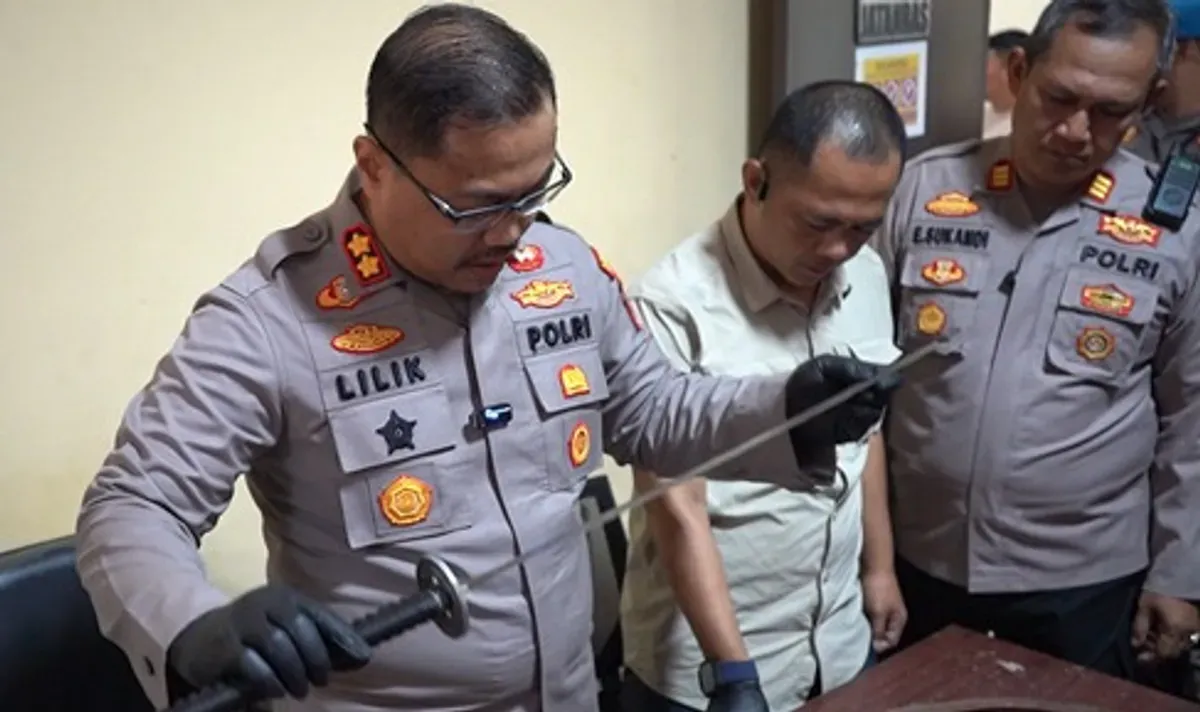 Kapolres Purwakarta AKBP Lilik Ardiansyah mengamati barang bukti senjata tajam dari geng motor yang kerap meresahkan wilayahnya. (Sumber: Humas Polres Purwakarta)
