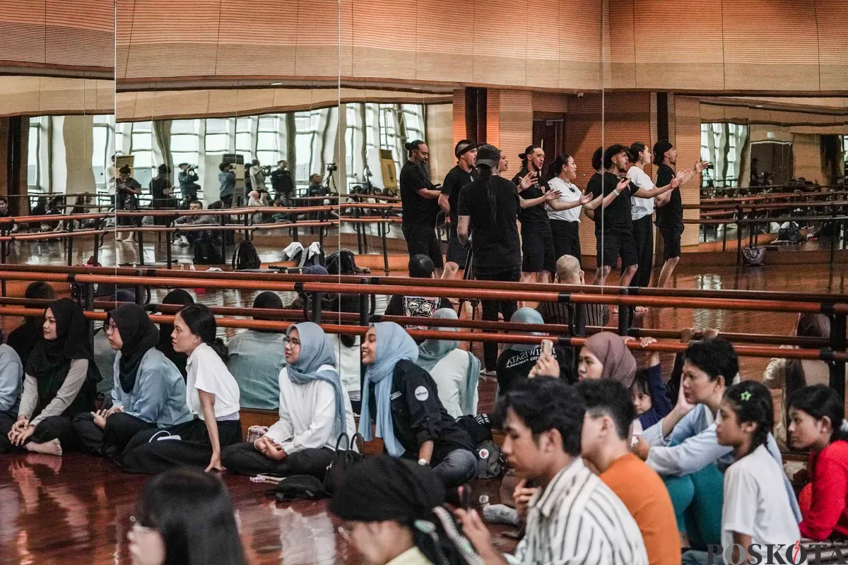 Sejumlah peserta mengikuti pelatihan tari Haka bersama kelompok budaya Te Whare Karioi di Taman Ismail Marzuki, Jakarta, Rabu, 18 Juni 2025. (Sumber: Poskota/Bilal Nugraha Ginanjar)