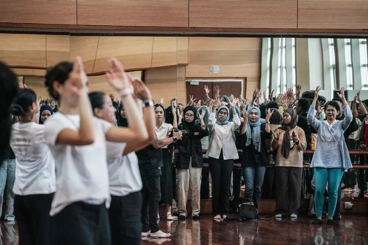 Sejumlah peserta mengikuti pelatihan tari Haka bersama kelompok budaya Te Whare Karioi di Taman Ismail Marzuki, Jakarta, Rabu, 18 Juni 2025. (Sumber: Poskota/Bilal Nugraha Ginanjar)