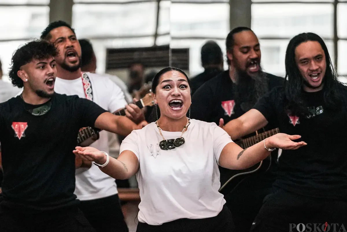 Kelompok budaya Te Whare Karioi menampilkan tarian Haka di Taman Ismail Marzuki, Jakarta, Rabu, 18 Juni 2025. (Sumber: Poskota/Bilal Nugraha Ginanjar)