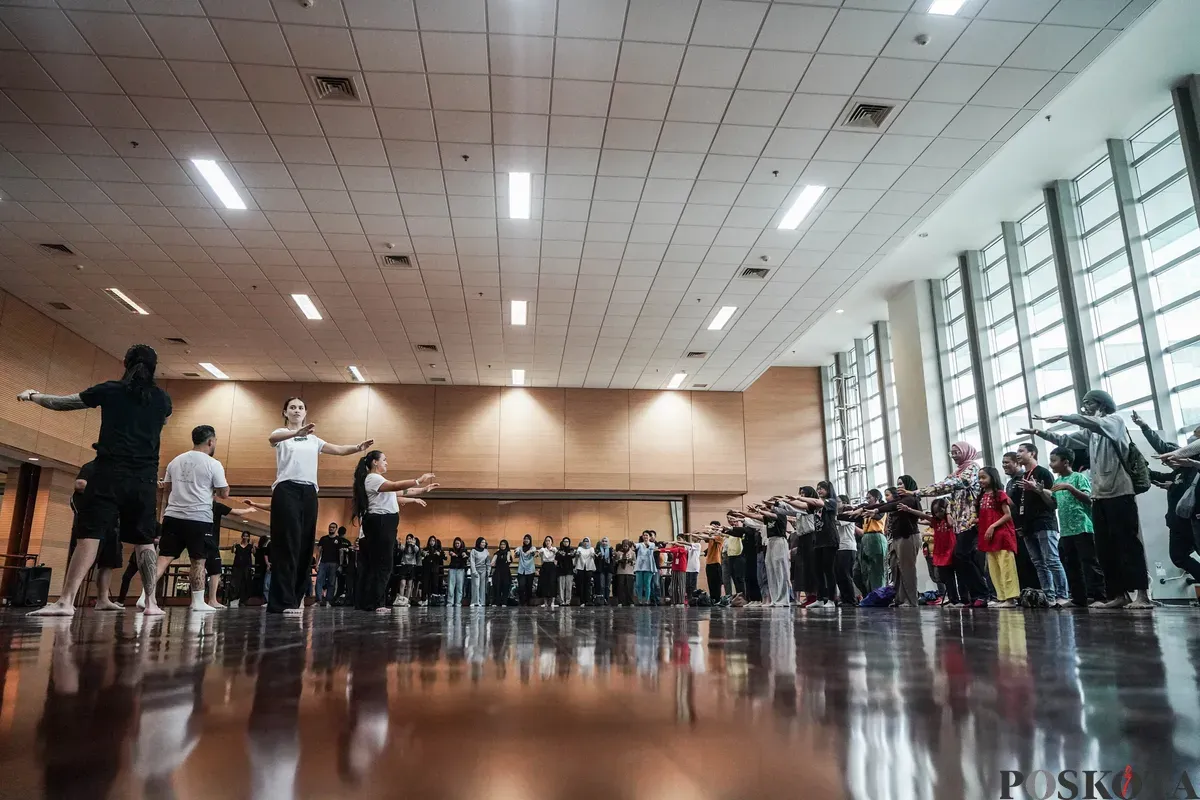 Sejumlah peserta mengikuti pelatihan tari Haka bersama kelompok budaya Te Whare Karioi di Taman Ismail Marzuki, Jakarta, Rabu, 18 Juni 2025. (Sumber: Poskota/Bilal Nugraha Ginanjar)