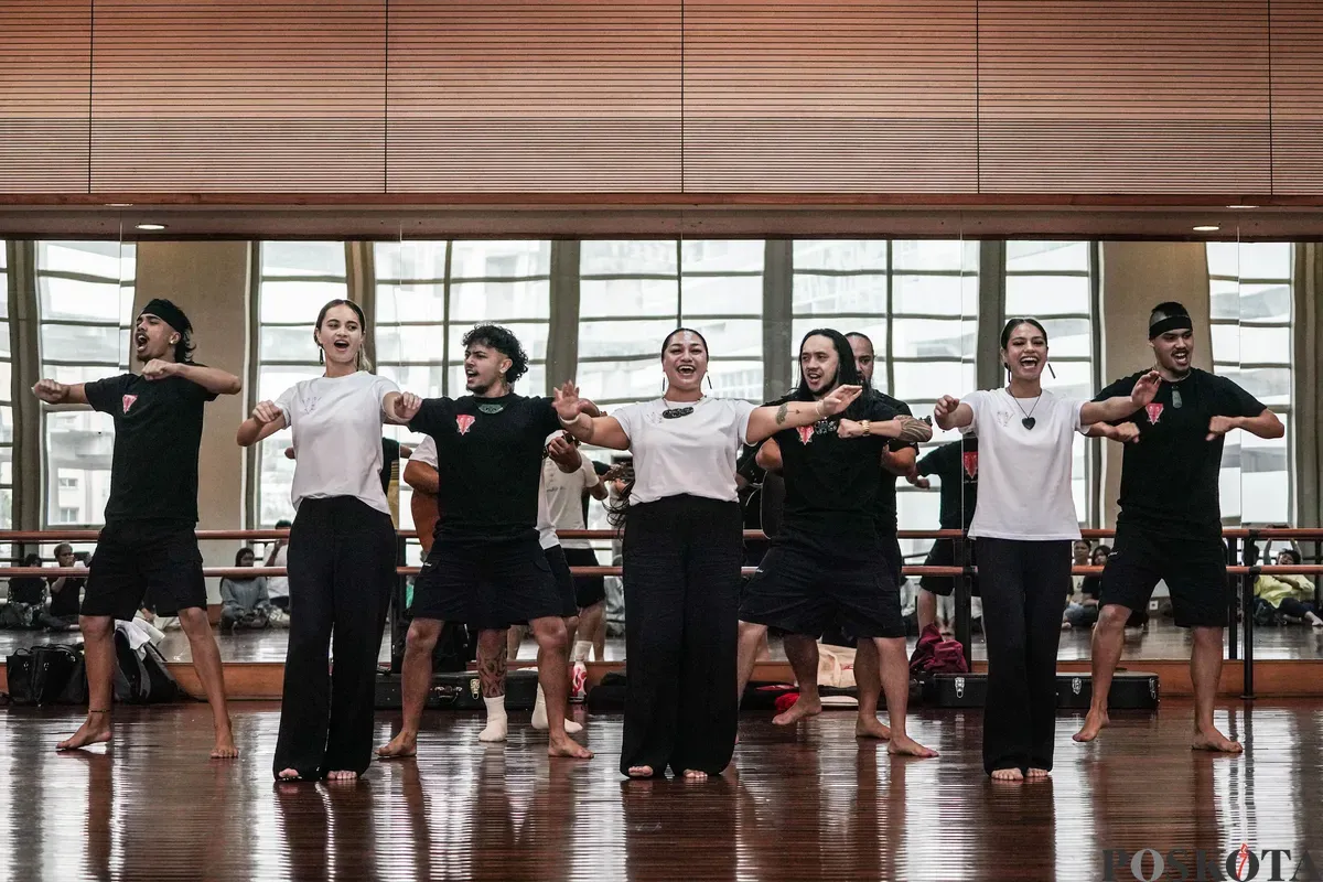 Kelompok budaya Te Whare Karioi menampilkan tarian Haka di Taman Ismail Marzuki, Jakarta, Rabu, 18 Juni 2025. (Sumber: Poskota/Bilal Nugraha Ginanjar)