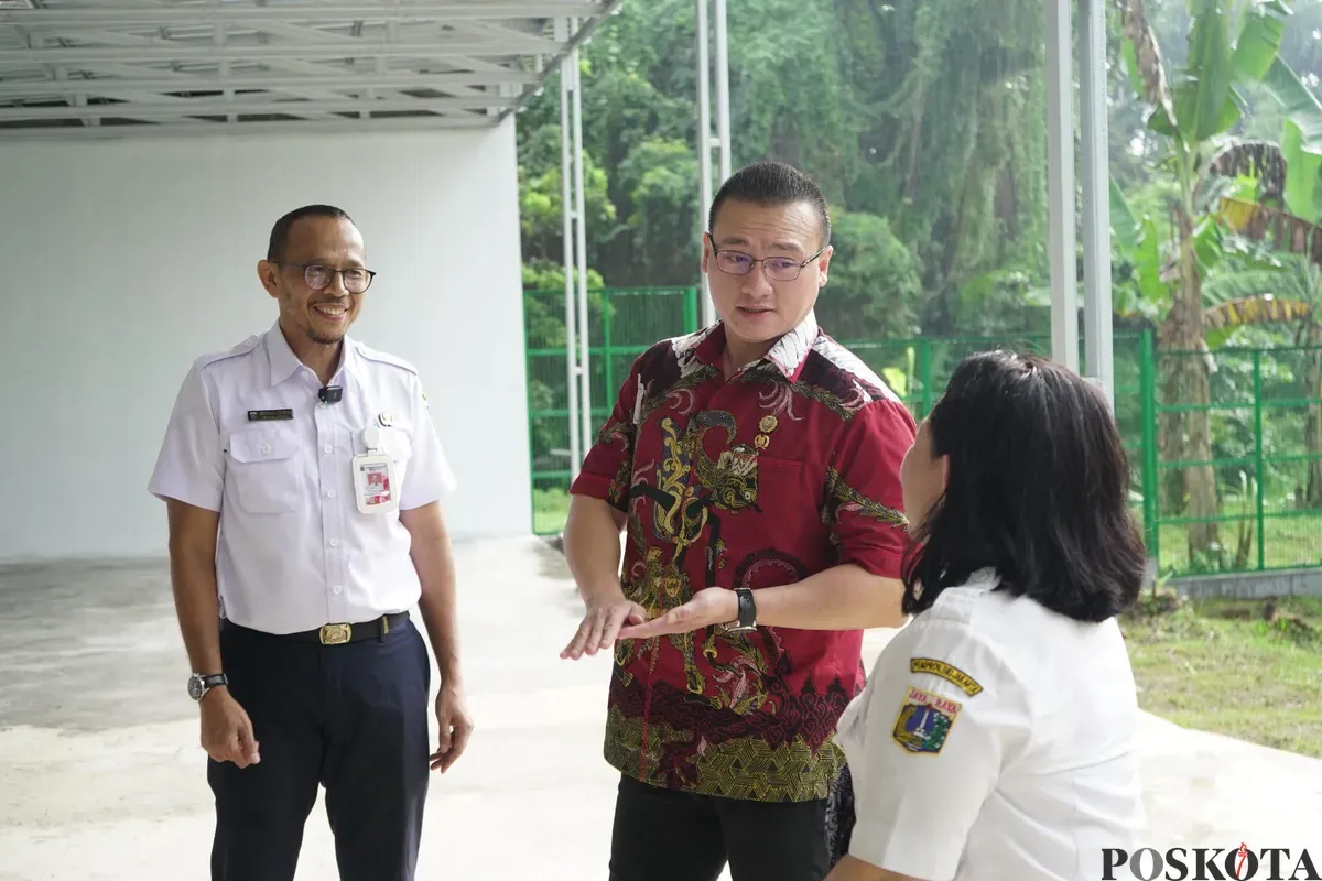 Kepala Dinas KPKP Hasudungan Sidabalok bersama Anggota Komisi C DPRD Jakarta, Hardiyanto Kenneth. (Sumber: Poskota/Pandi Ramedhan)