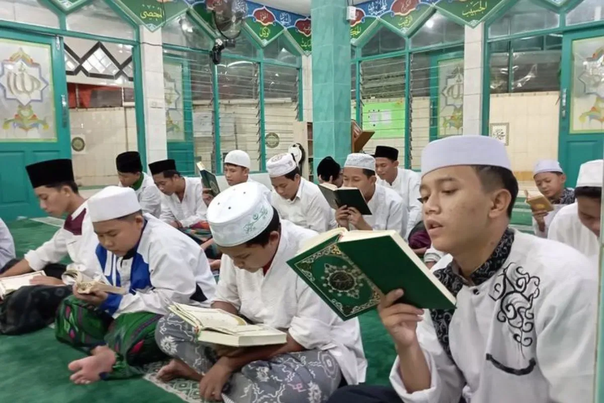 Menyekolahkan anak di pesantren (Sumber: Pinterest/Ponpes Nwjkt)