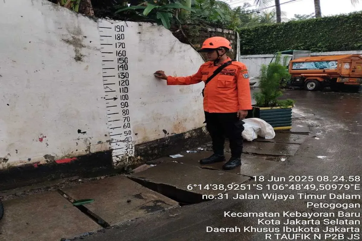 Petugas saat cek ketinggian air di kawasan Petogogan, Jakarta Selatan, Rabu, 18 Juni 2025. (Sumber: BPBD Jakarta)