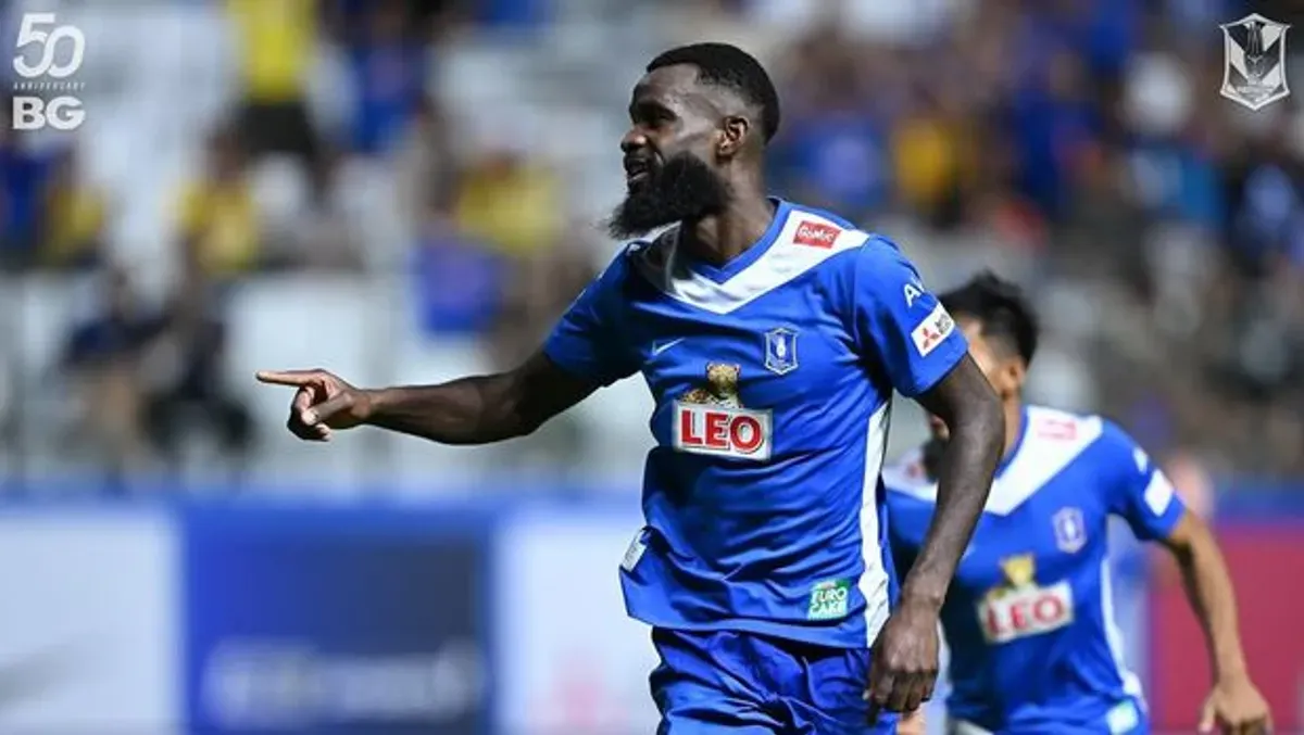 Gagal Rekrut Christian Gomis, Persib Ungkap Alasan Mengejutkan di Balik Keputusan Ini (Sumber: Instagram/BG Pathum United)