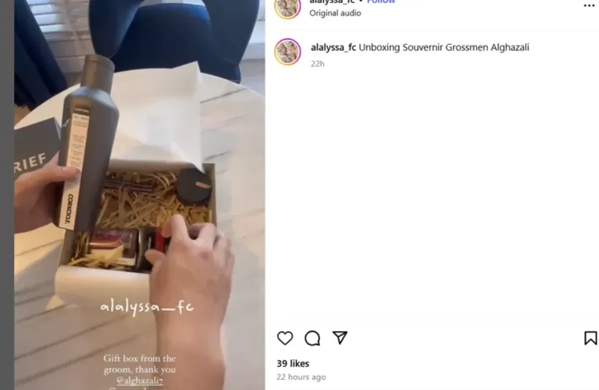 Isi hampers eksklusif dari Al Ghazali untuk para groomsman, terdiri dari tumbler Corkcicle, parfum lokal, dan lilin aromaterapi. (Sumber: Instagram/ @alalyssa_fc)