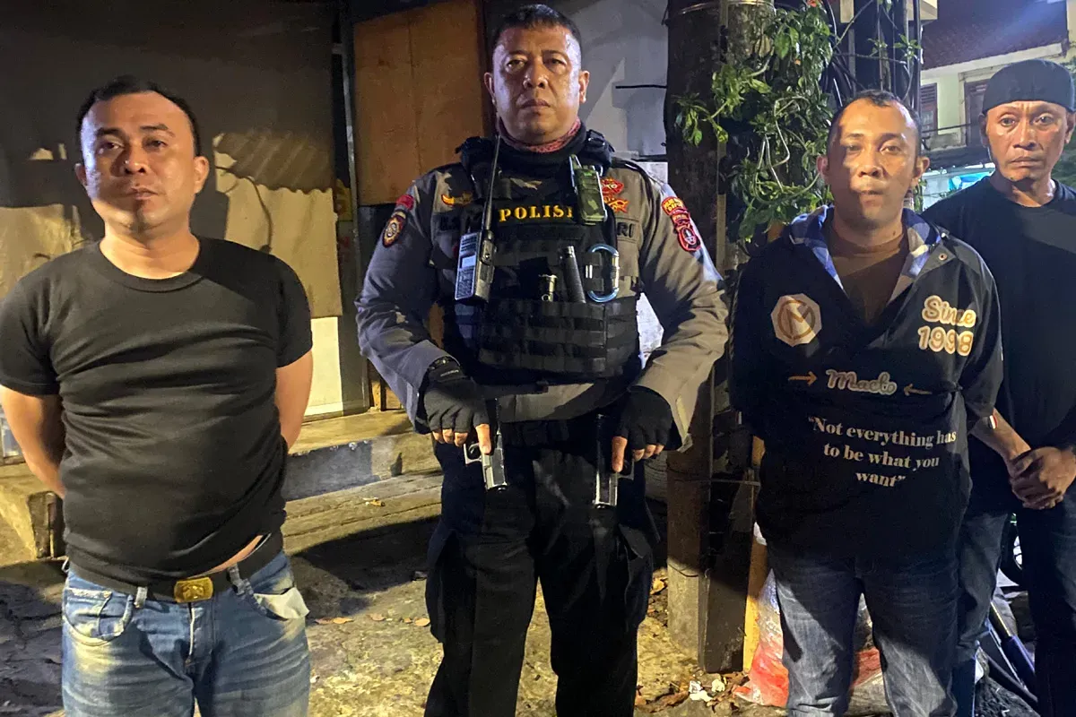 Kepala Tim 3 Presisi Polres Metro Depok menyita dua senjata api jenis air gun glock beserta peluru bersama mengamankan debt collector. (Sumber: Dok Samapta Polres Metro Depok)