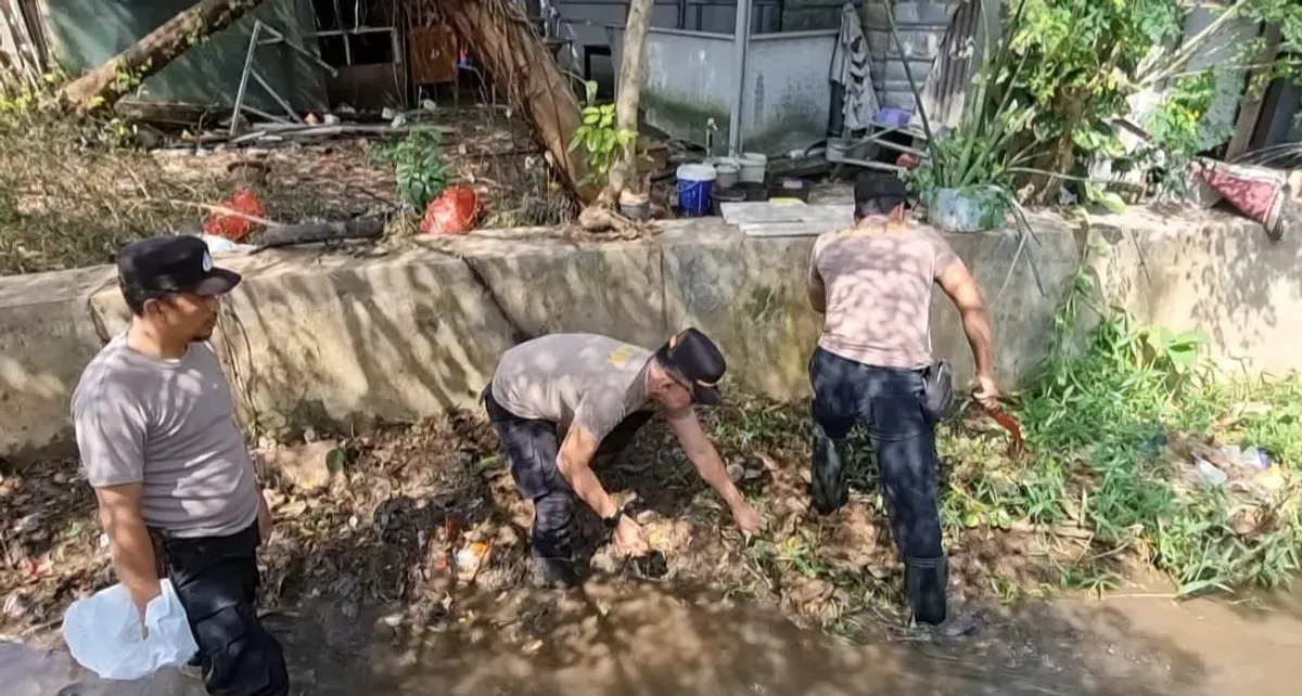 Kapolsek Cinere AKP Pesta Hasiolan Siahaan bersama anggota turun ke Kali untuk membersihkan tumpukan sampah untuk dibersihkan. (Sumber: Humas Polsek Cinere)