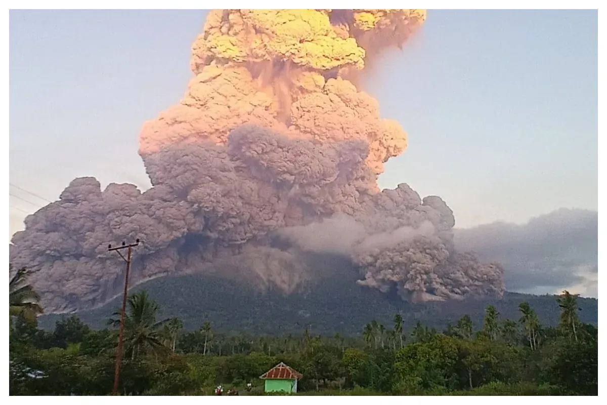 Gunung Lewotobi Laki-Laki yang terletak di Kabupaten Flores Timur, Nusa Tenggara Timur (NTT) mengalami erupsi. (Sumber: X/@IIGEAac)