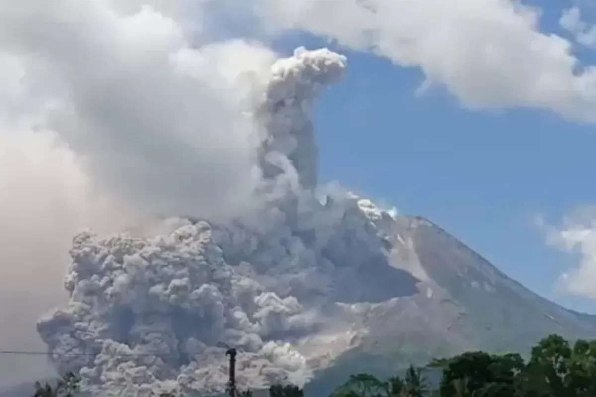 Gunung Lewotobi dikabarkan meletus. (Sumber: X/@TRCBPBDDIY)