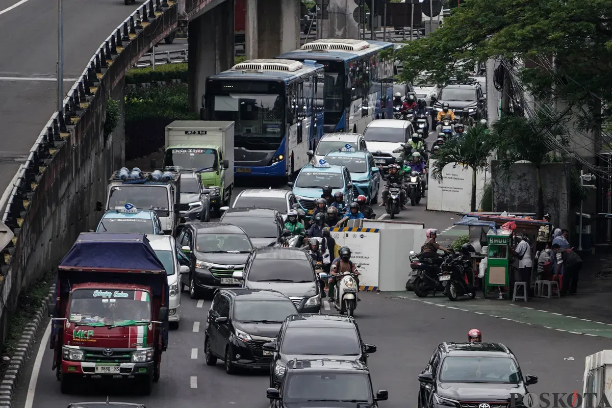 Kemacetan arus lintas karena proyek penggalian di Jalan Gatot Subroto, Jakarta, Rabu, 18 Juni 2025. (Sumber: Poskota/Bilal Nugraha Ginanjar)