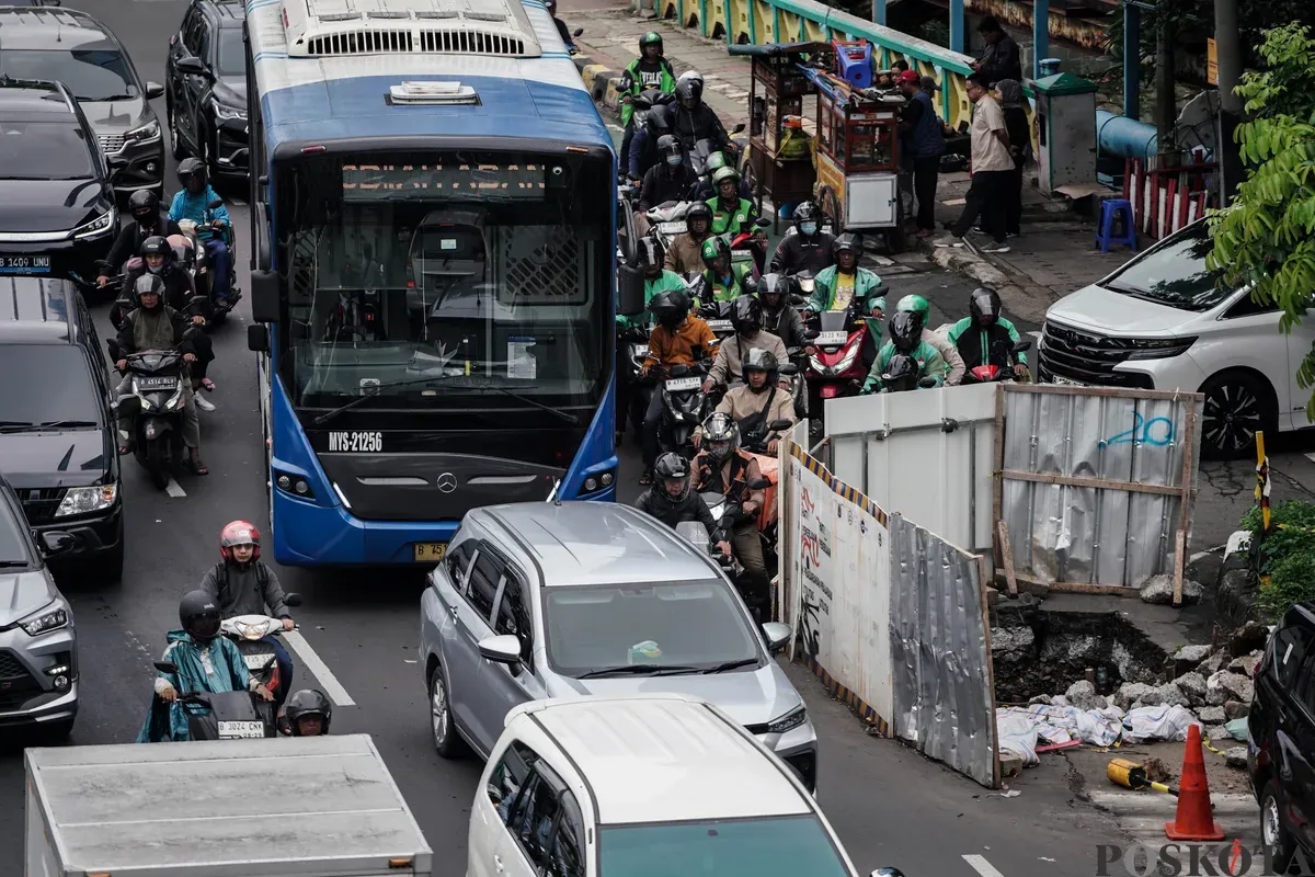Kemacetan arus lintas karena proyek penggalian di Jalan Gatot Subroto, Jakarta, Rabu, 18 Juni 2025. (Sumber: Poskota/Bilal Nugraha Ginanjar)