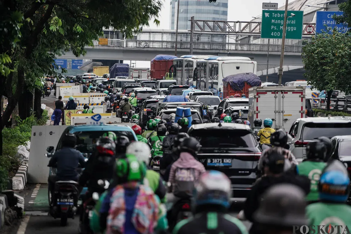 Kemacetan arus lintas karena proyek penggalian di Jalan Gatot Subroto, Jakarta, Rabu, 18 Juni 2025. (Sumber: Poskota/Bilal Nugraha Ginanjar)
