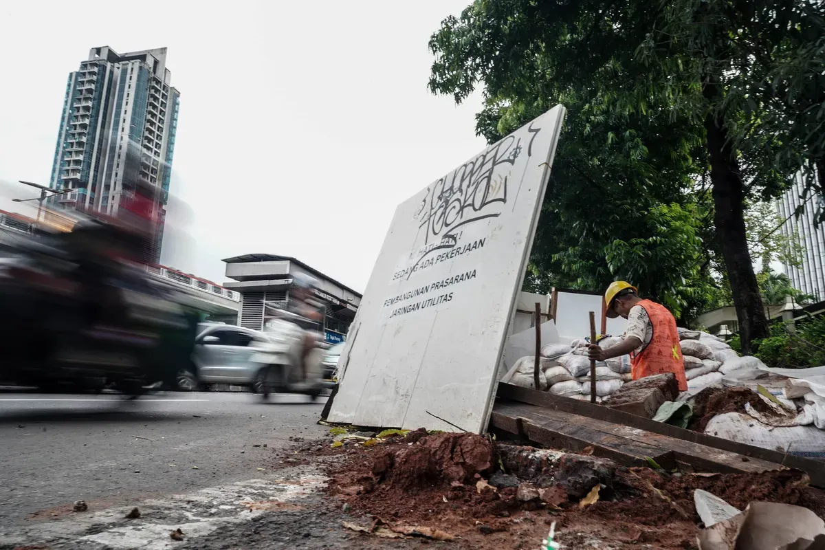 Kemacetan arus lintas karena proyek penggalian di Jalan Gatot Subroto, Jakarta, Rabu, 18 Juni 2025. (Sumber: Poskota/Bilal Nugraha Ginanjar)