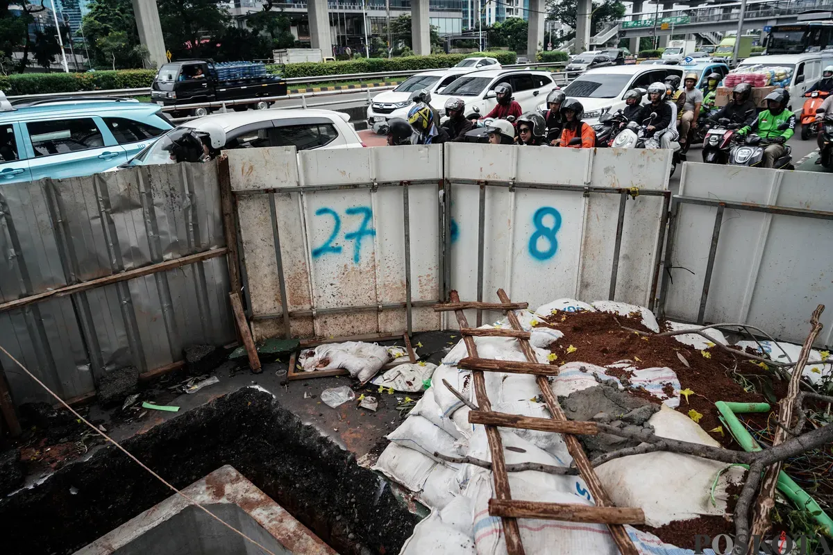 Kemacetan arus lintas karena proyek penggalian di Jalan Gatot Subroto, Jakarta, Rabu, 18 Juni 2025. (Sumber: Poskota/Bilal Nugraha Ginanjar)