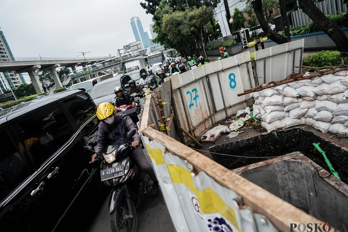 Kemacetan arus lintas karena proyek penggalian di Jalan Gatot Subroto, Jakarta, Rabu, 18 Juni 2025. (Sumber: Poskota/Bilal Nugraha Ginanjar)
