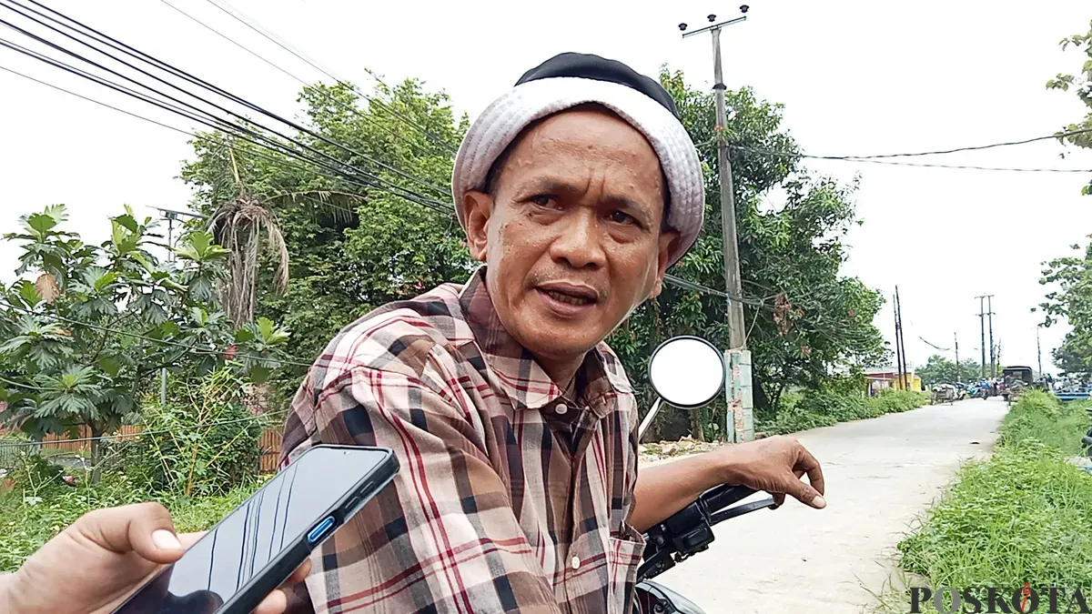 Irwansyah, 51 tahun, warga Kampung Gabus yang mengaku keturunan Bupati Bekasi pertama. (Sumber: POSKOTA | Foto: Nurpini Aulia Rapika)
