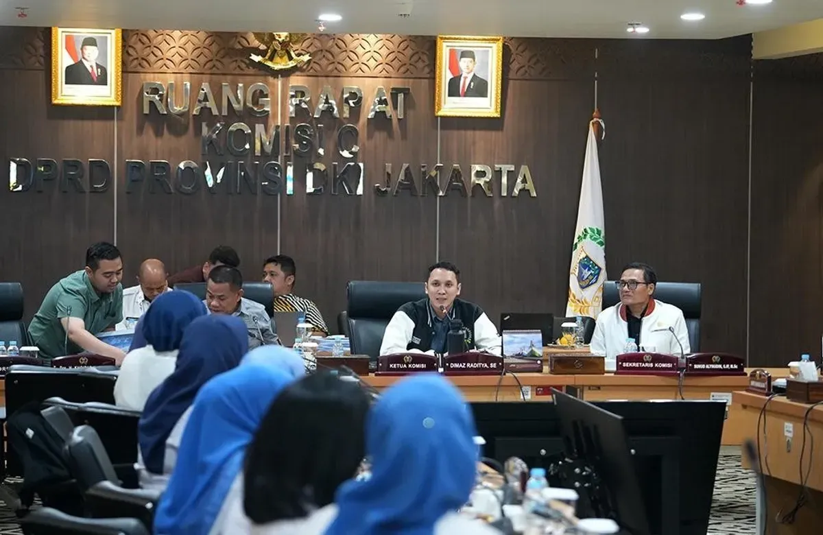 Ketua Komisi C DPRD Provinsi DKI Jakarta Dimaz Raditya memimpin rapat kerja bersama sejumlah Satuan Kerja Perangkat Daerah (SKPD) di Ruang Rapat Komisi C DPRD DKI Jakarta. (Sumber: Sekretariat DPRD Provinsi DKI Jakarta)
