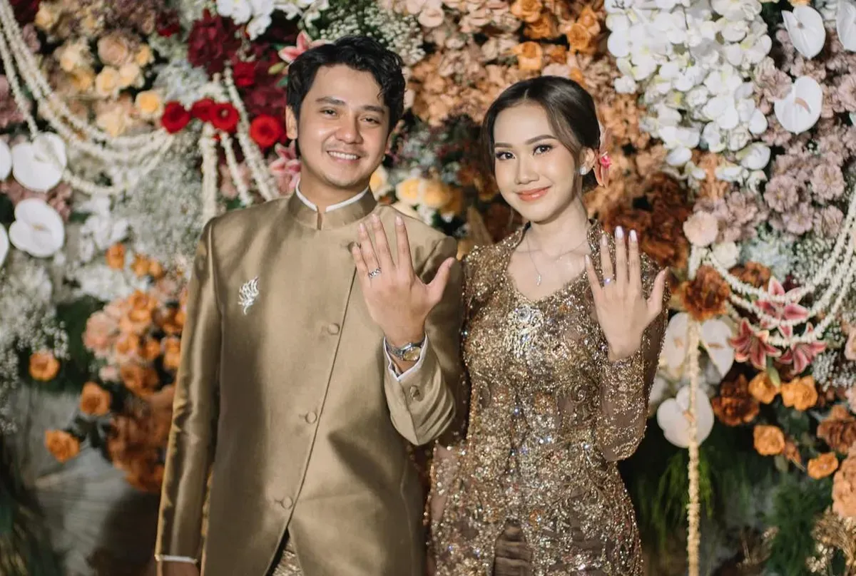 Arbani Yasiz resmi melamar kekasihnya, Raissa Ramadhani. (Sumber: Instagram/@arbaniyasiz)