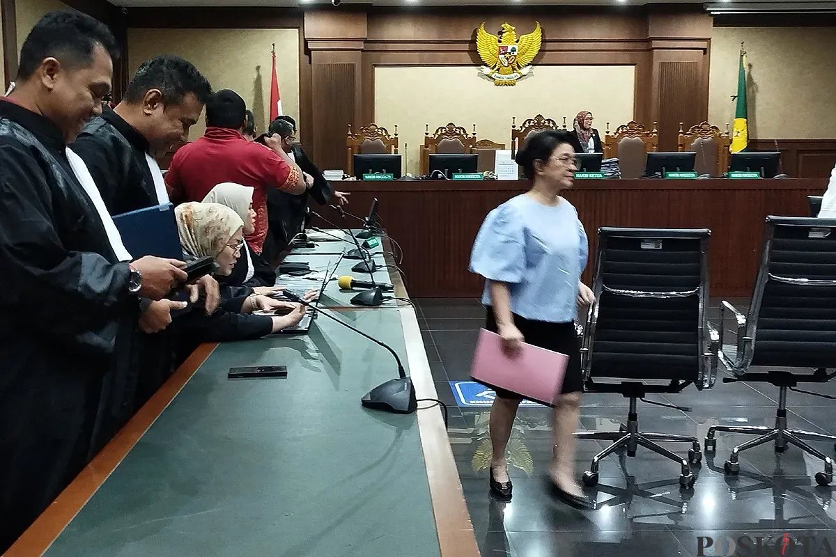 Lisa Rachmat seusai menjalani sidang vonis di Pengadilan Tipikor Jakarta terkait kasus Ronald Tannur. (Sumber: POSKOTA | Foto: Ramot Sormin)