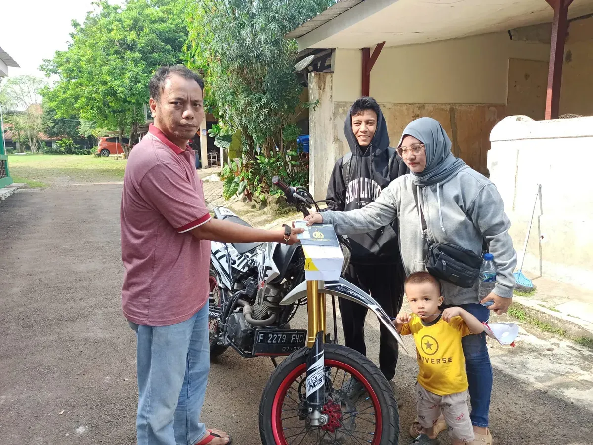 Penyidik Reskrim Polsek Tajurhalang, Aiptu Fanil mengembalikan motor milik korban penipuan dan penggelapan modus meminjam. (Sumber: Dok Polsek Tajurhalang)