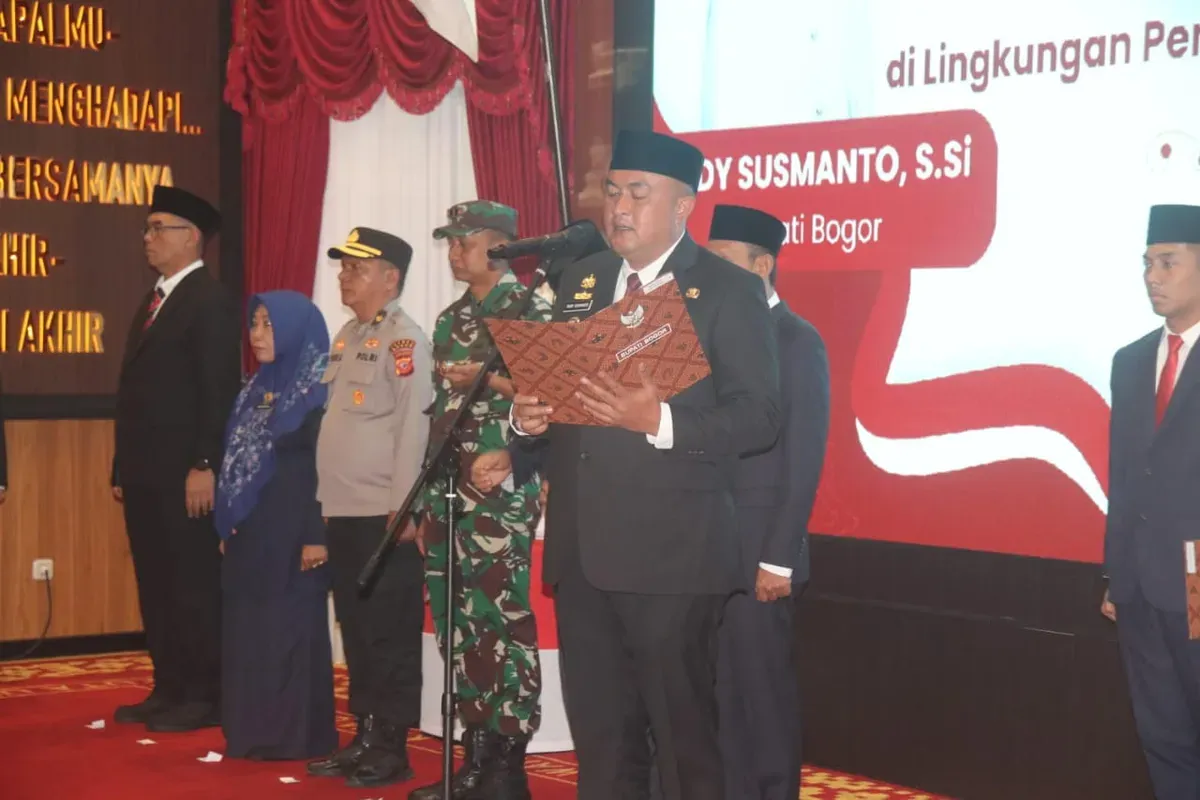 Bupati Bogor melantik 25 pejabat baru di Pendopo Bupati, Cibinong, pada Selasa, 17 Juni 2025. (Sumber: Pemkab Bogor)