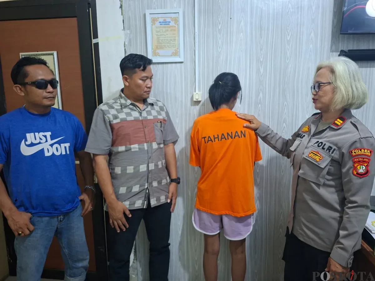 Kapolsek Tajurhalang, Iptu Tamar Bekti didampingi Kanit Reskrim Ipda Mareben Simarsoit dan tim opsnal berhasil meringkus ibu muda spesialis pencuri HP, Selasa, 17 Juni 2025. (Sumber: Poskota/Angga Pahlevi)